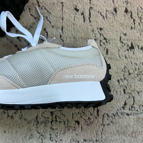 *SOLD* NWT New Balance 327 RARE Colour - Picture 7 of 9